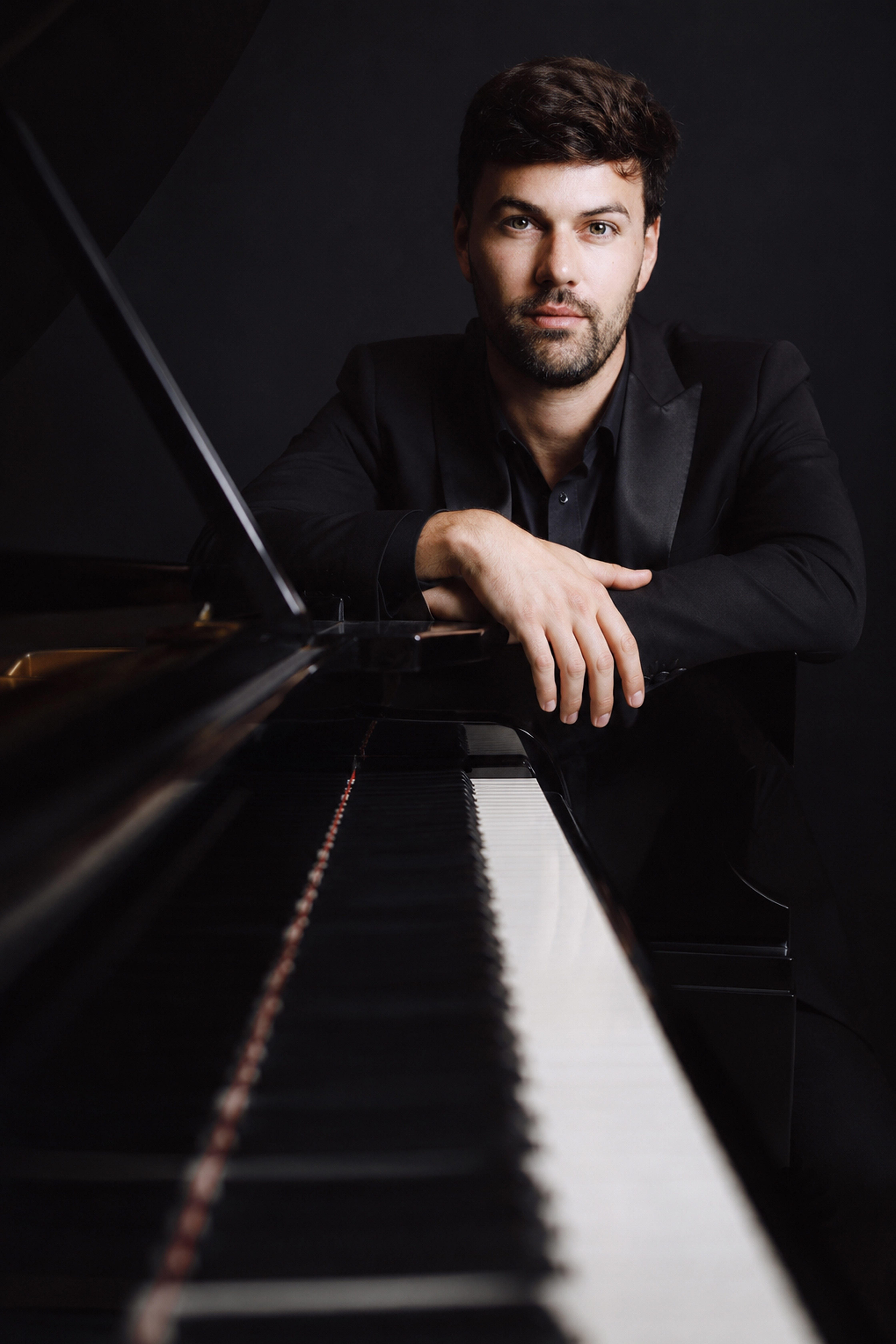 Portrait of pianist Adam Gravelle